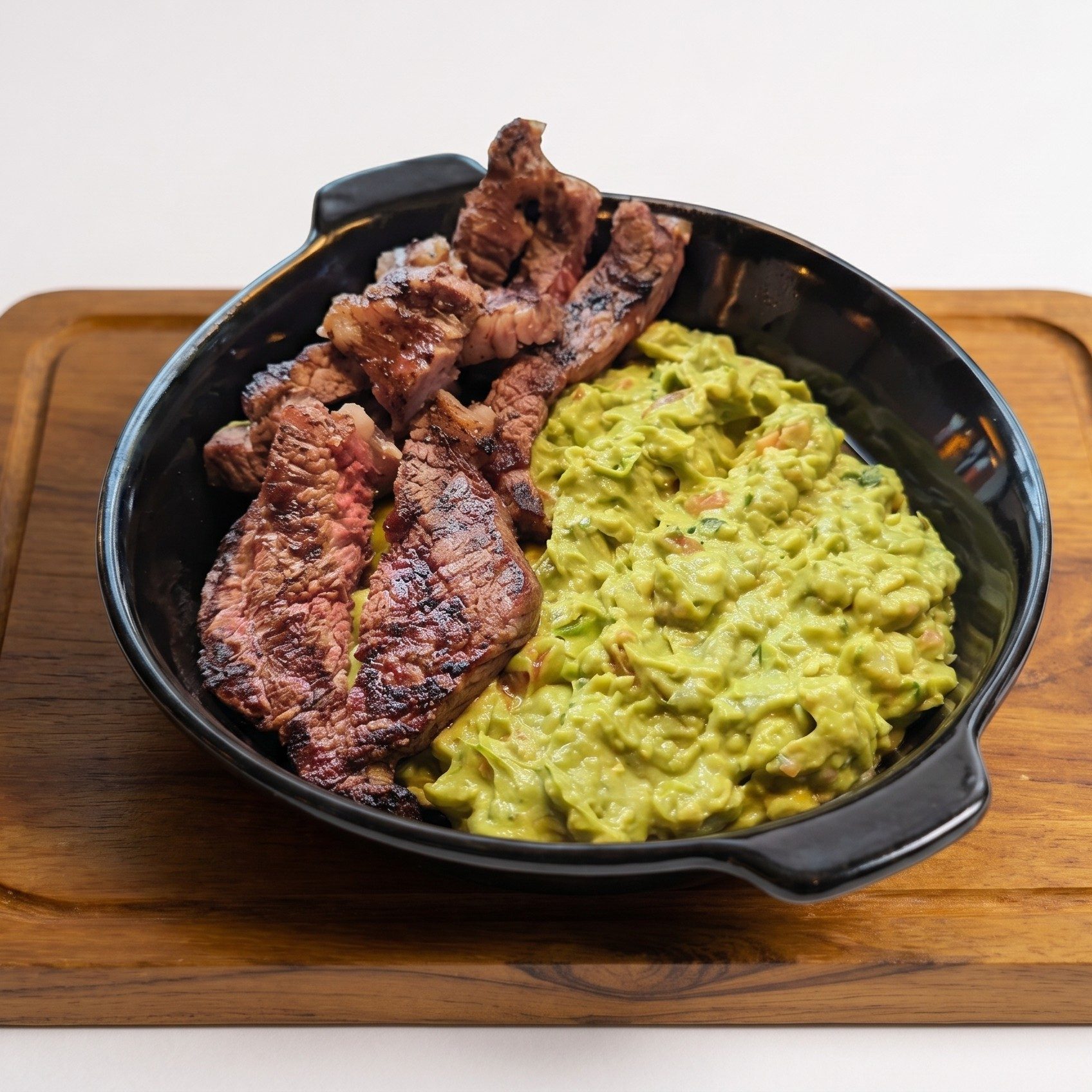 Fresh Guacamole con Chicharrón y Ribeye.