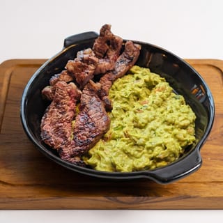 Fresh Guacamole con Chicharrón y Ribeye