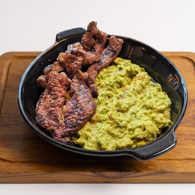 Fresh Guacamole con Chicharrón y Ribeye.